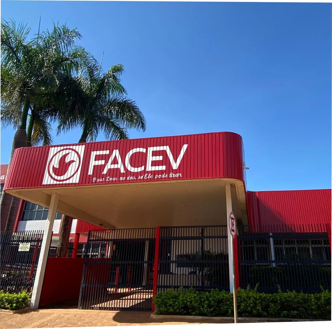 Fachada do campus da FACEV em Valparaíso de Goiás